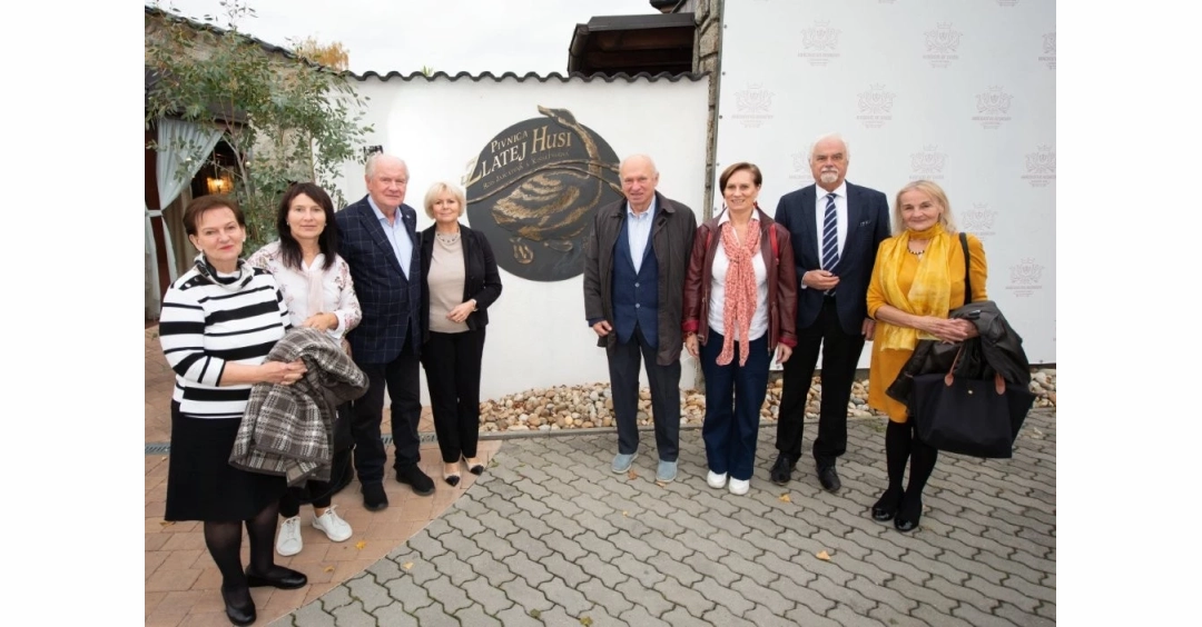 Delegace předsednictva a sekretariátu ČLS JEP navštívila zástupce Slovenskej lekárskej spoločnosti v čele s jejím prezidentem prof. Jánem Brezou, kterému byla při této příležitosti udělena Zlatá pamětní medaile ČLS JEP.