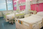 Lůžka nemocniční (foto oddělení dětské rehabilitace FN Motol)